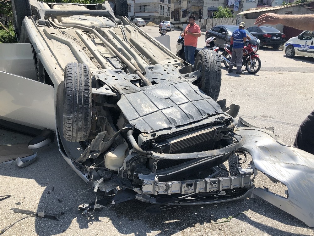 Otomobil ters döndü, sürücüsü yaralanmadan kurtuldu 