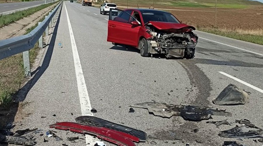 Otomobil tıra arkadan çarptı : 3 yaralı 