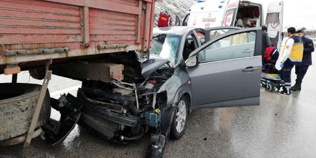 Otomobil TIR'a arkadan çarptı: 1 ölü, 4 yaralı