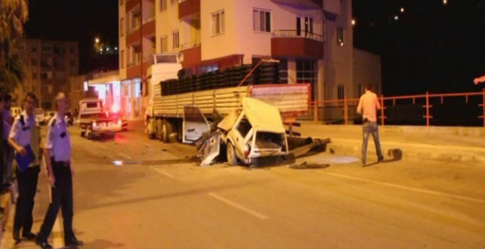 Otomobil TIR'a arkadan çarptı 2 ölü