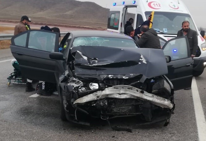 Otomobil TIR’a arkadan çarptı: 2 yaralı 