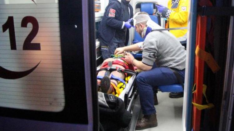 Otomobil TIR'a arkadan çarptı: 5 kişi yaralı