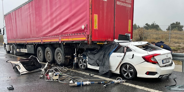 Otomobil tıra arkadan çarptı: Ölü ve yaralılar var