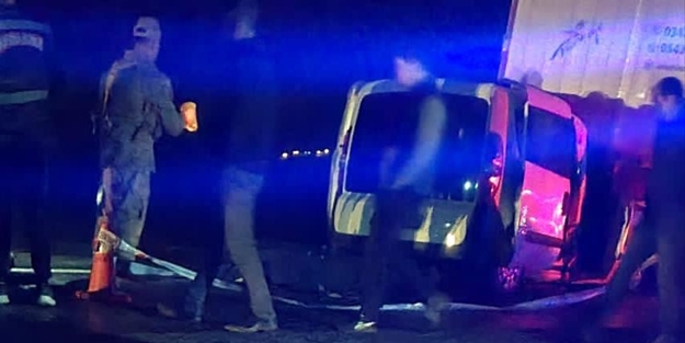 Otomobil TIR'a arkadan çarptı: Ölü ve yaralılar var