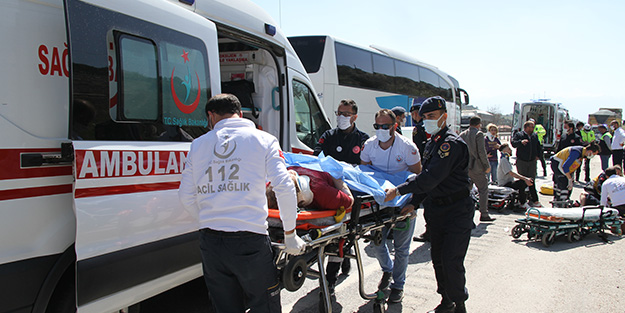 Otomobil tıra arkadan çarptı: Yaralılar var