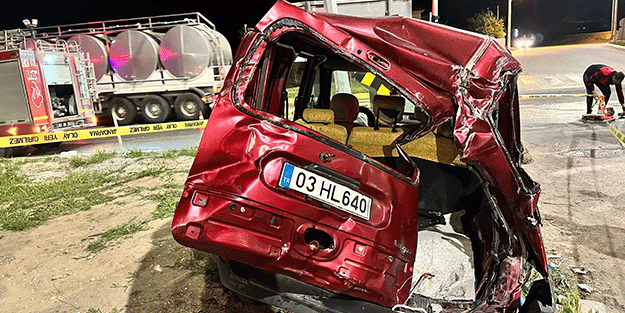 Otomobil tırdan tıra resmen sekti!