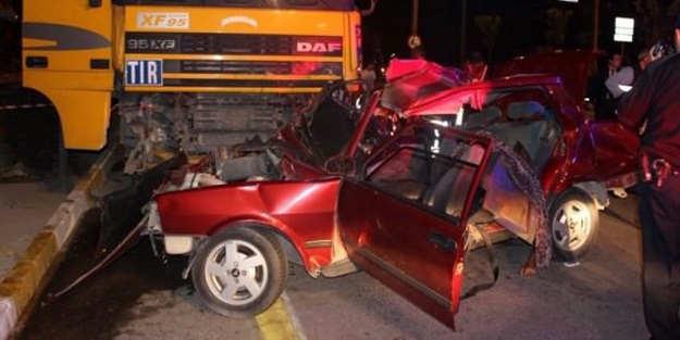 Otomobil TIR'ın altına girdi: 3 ölü, 3 yaralı