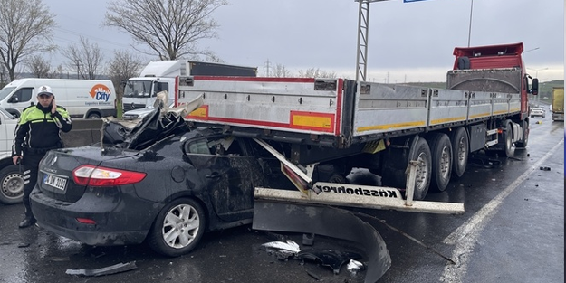 Otomobil TIR'ın altına girdi!