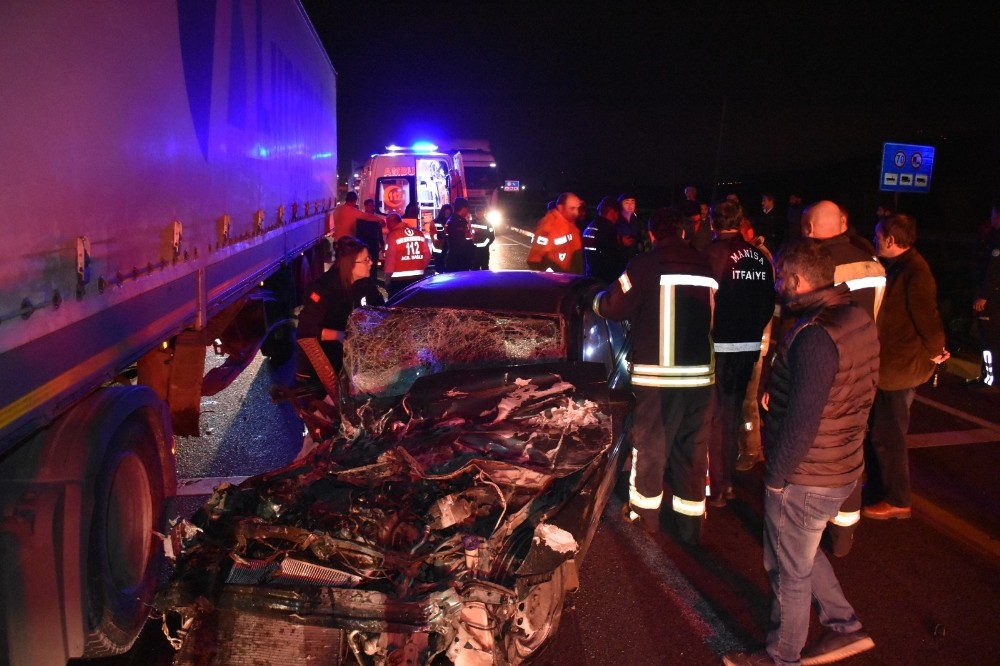 Otomobil tır’ın altına girdi:1 ölü 
