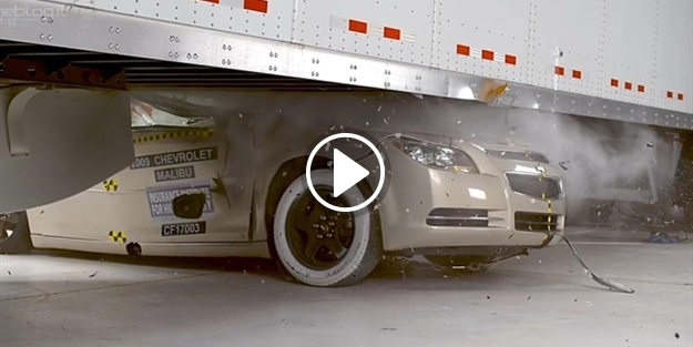 Otomobil TIR'ın altına girince bakın neler oluyor