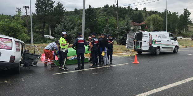 Otomobil tırla çarpıştı: 1 ölü, 2 yaralı