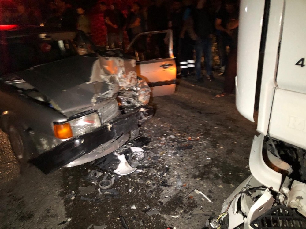 Otomobil tırla kafa kafaya çarpıştı: 1 yaralı 