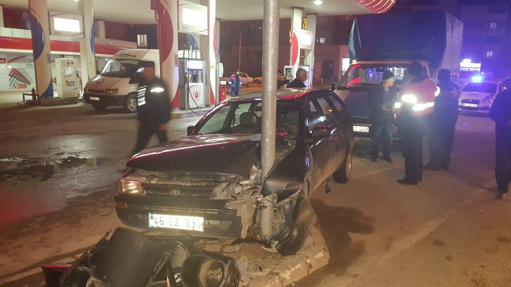 Otomobil trafik lambasına çarptı 