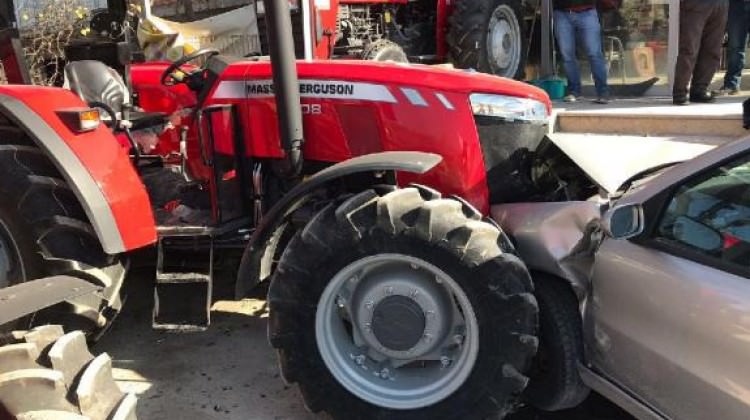 Otomobil traktör bayiine girdi: 1 kişi yaralı