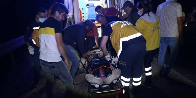 Otomobil traktör römorkuna çarptı: 2 yaralı