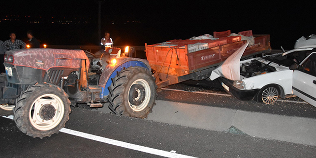 Otomobil traktöre arkadan çarptı