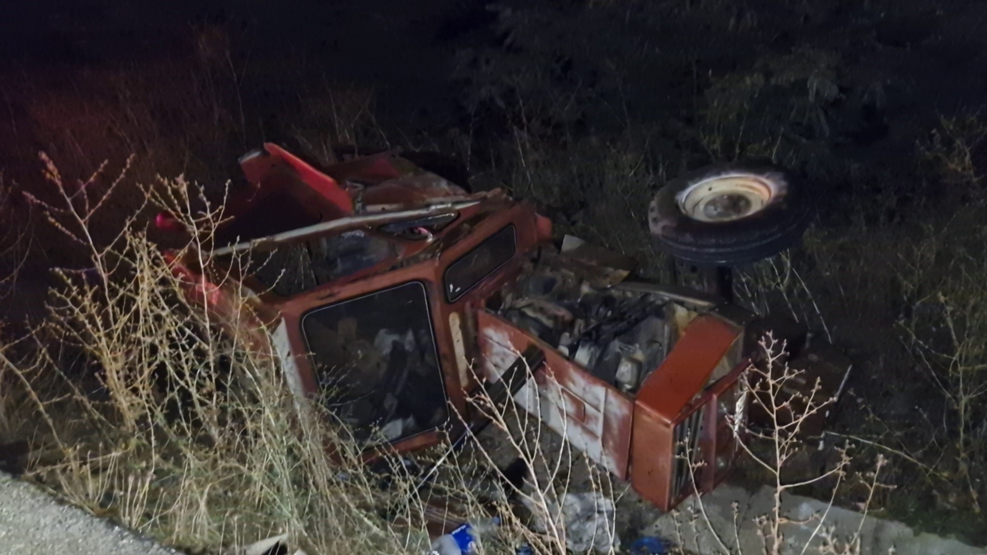 Otomobil traktöre çarptı! 2 kişi ucuz kurtuldular