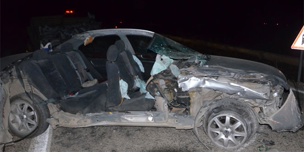 Otomobil traktöre çarptı: 3 yaralı