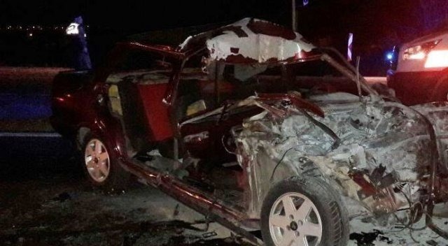 Otomobil traktöre çarptı: 3 yaralı