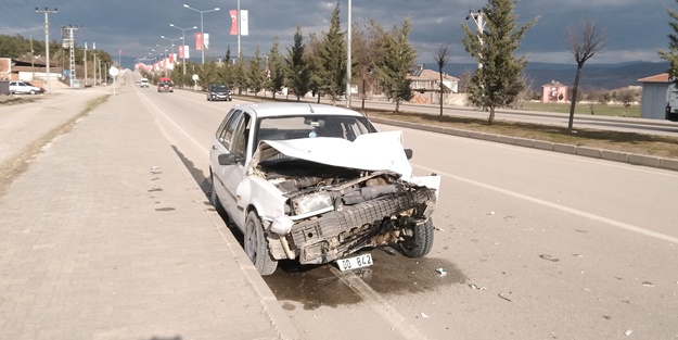 Otomobil traktöre çarptı... Yaralılar var