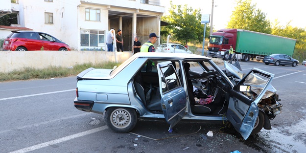 Otomobil traktöre çarptı: Yaralılar var