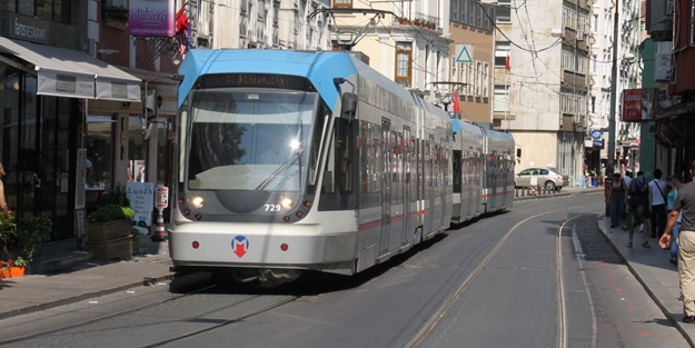 Otomobil tramvaya çarptı!