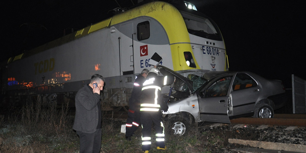 Otomobil trenin altında kaldı