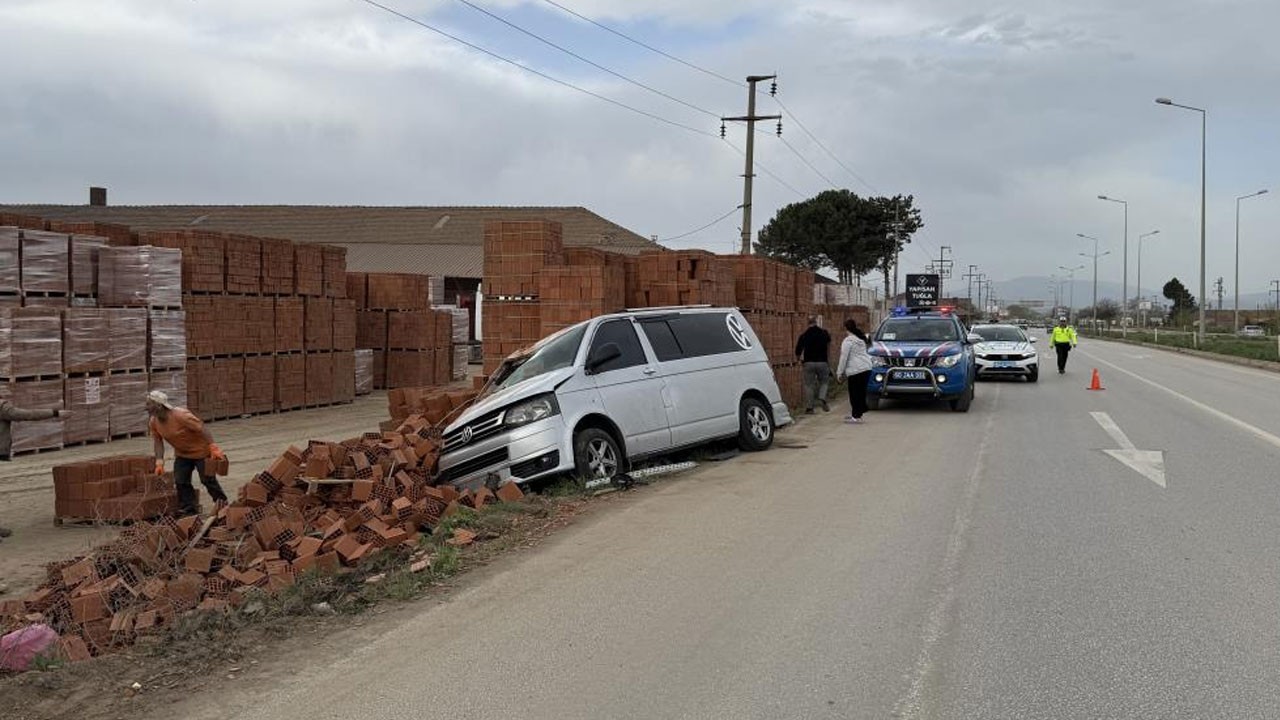 Otomobil tuğla fabrikasına girdi! 3 yaralı