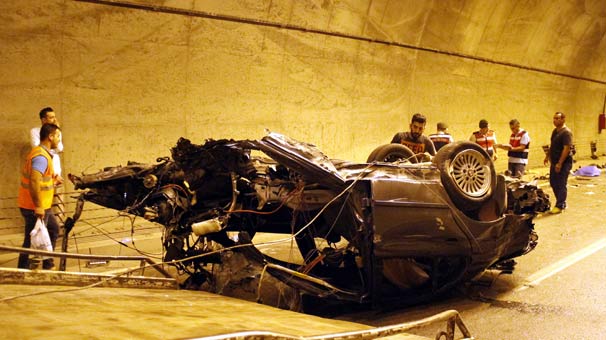 Otomobil tünelde bariyere çarptı: 2 ölü, 1 yaralı