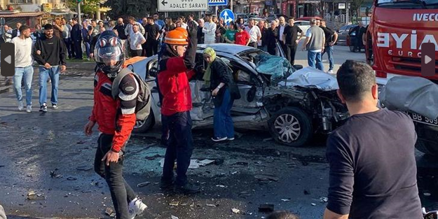Otomobil tur otobüsüne çarptı: 2 ölü, 1 ağır yaralı
