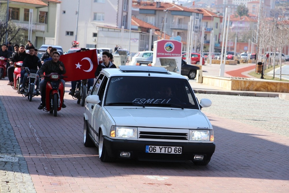 Otomobil tutkunları şehitler için konvoy yaptı 