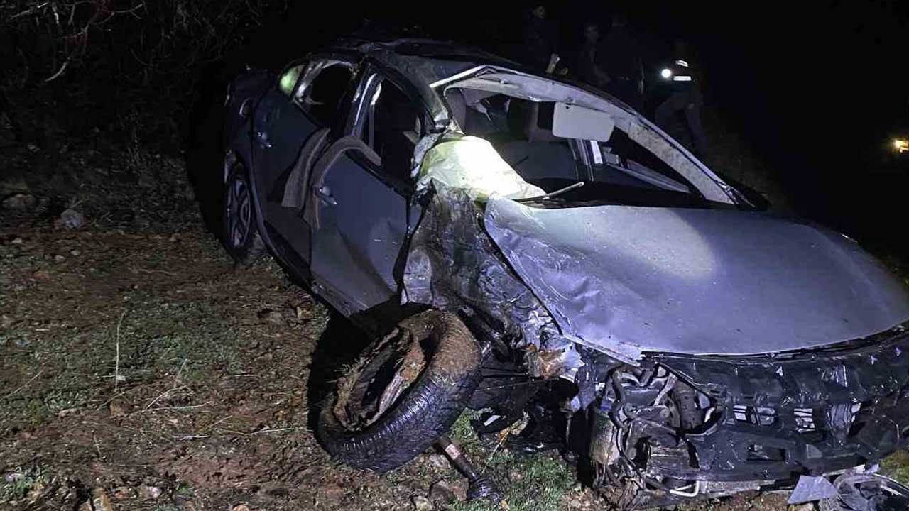 Otomobil uçuruma yuvarlandı: 1 ölü, 4 yaralı