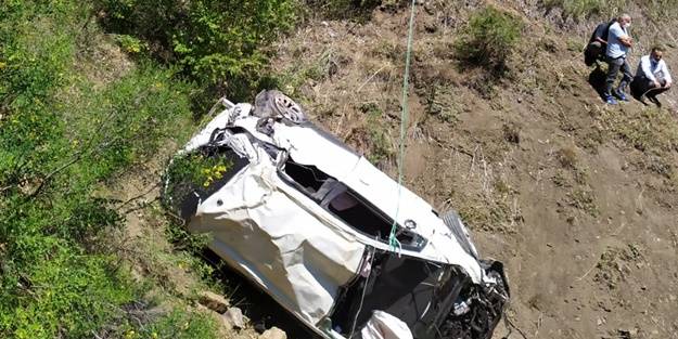 Otomobil uçuruma yuvarlandı: 2 ölü