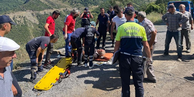 Otomobil uçuruma yuvarlandı: Yaralılar var