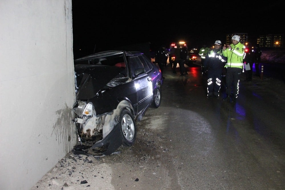 Otomobil üst geçidin ayağına çarptı: 2 yaralı 