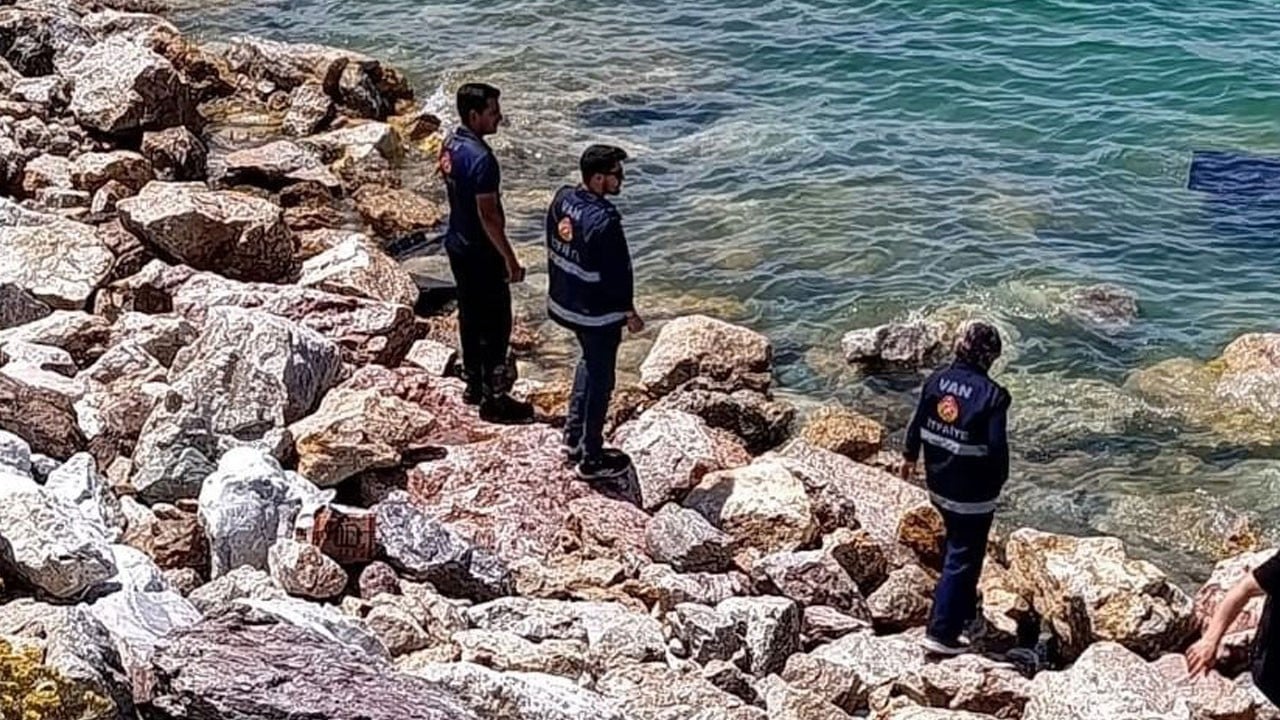 Otomobil Van Gölü’ne düştü! Sürücü yaralı kurtarıldı
