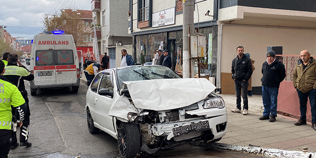 Otomobil ve işçi servisi kafa kafaya girdi!