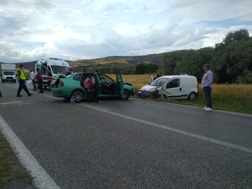 Otomobil ve kamyonet çarpıştı: 6 yaralı 