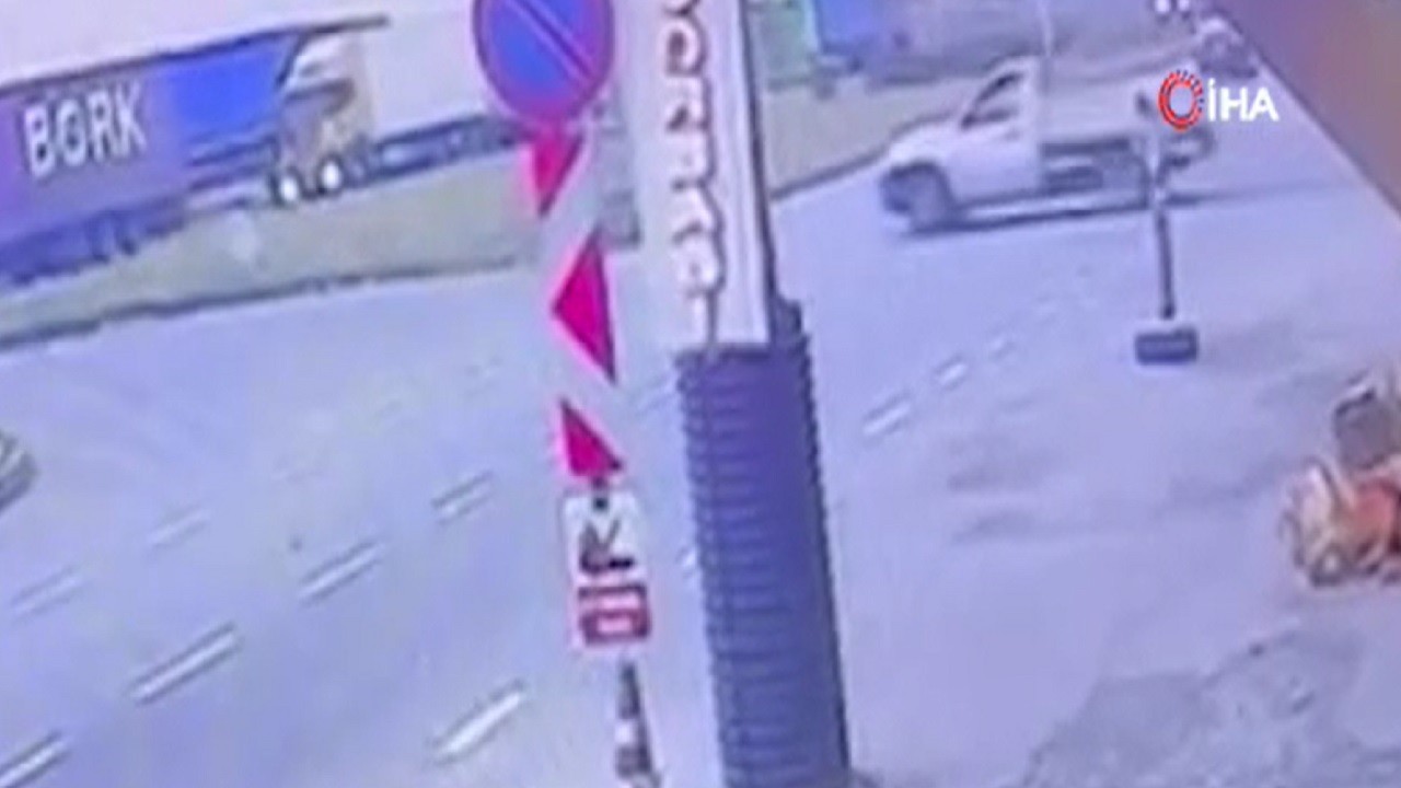 Otomobil ve kamyonet çarpıştı! O anlar kaydedildi