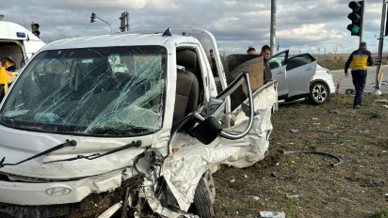 Otomobil ve kamyonet çarpıştı! Ölü ve yaralılar var