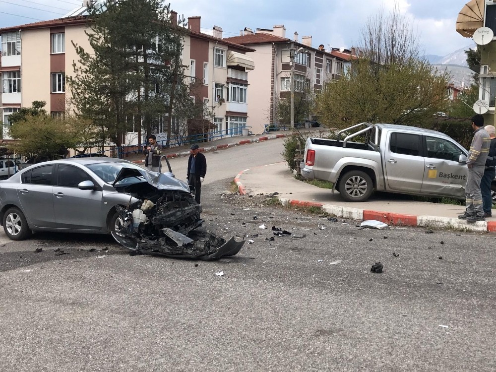 Otomobil ve kamyonet kavşakta çarpıştı : 1 yaralı 