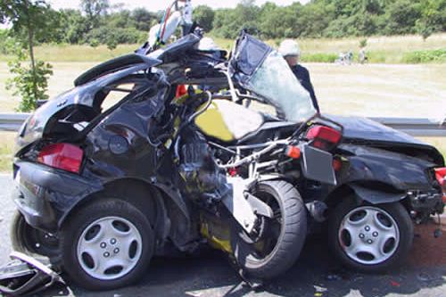 Otomobil ve motosiklet birbirine girdi&nbsp;