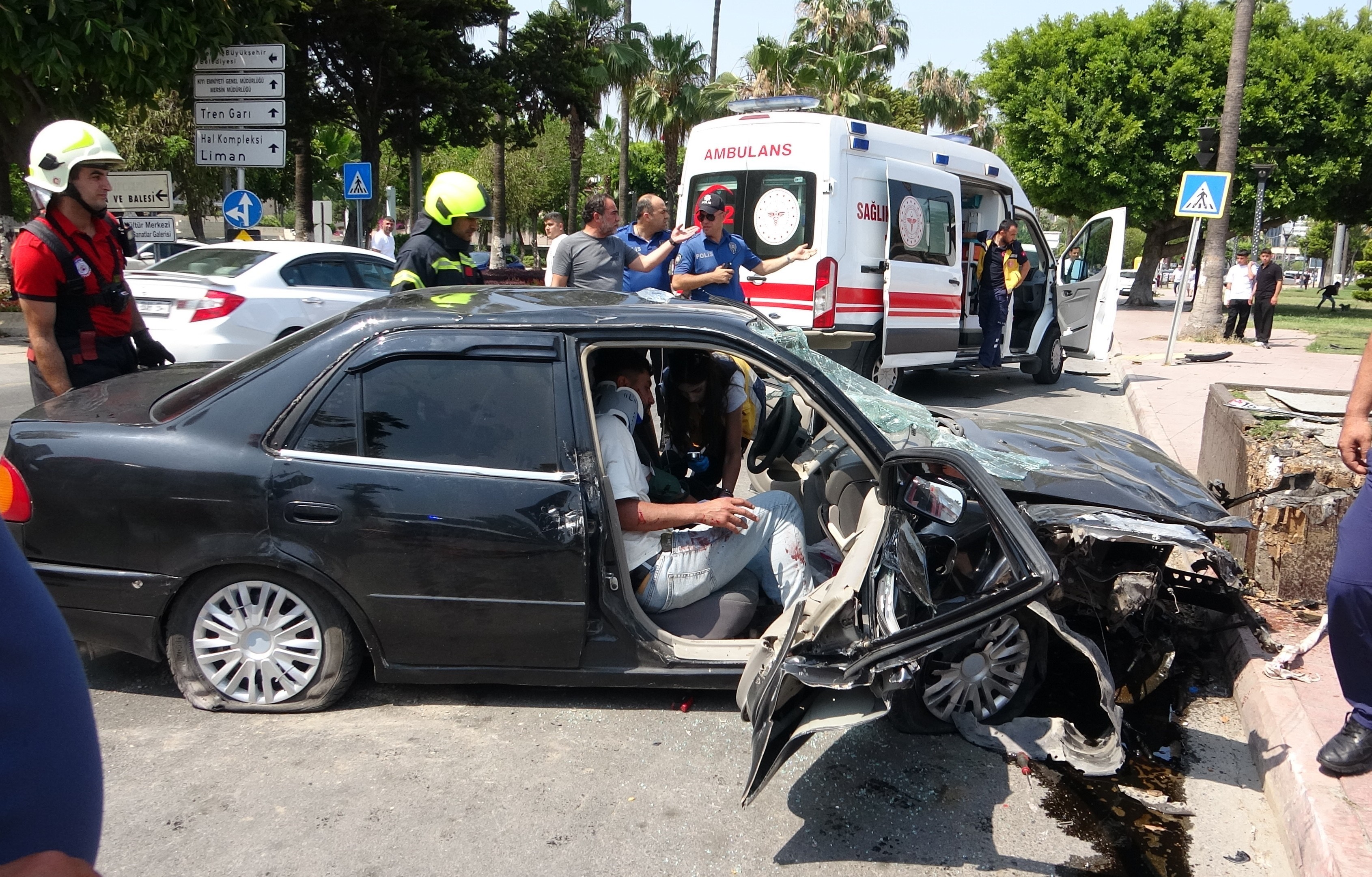 Otomobil ve motosikletler çarpıştı: 1'i ağır 3 yaralı