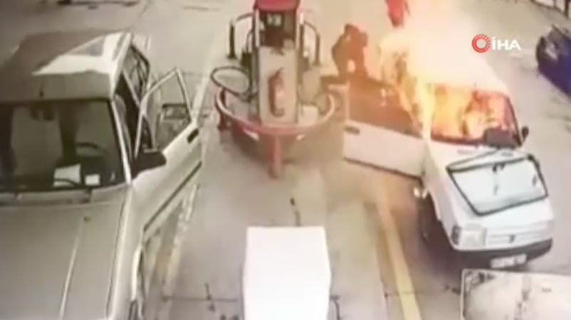 Otomobil yakıt aldığı sırada bomba gibi patladı, sürücü kendini aşağı attı!