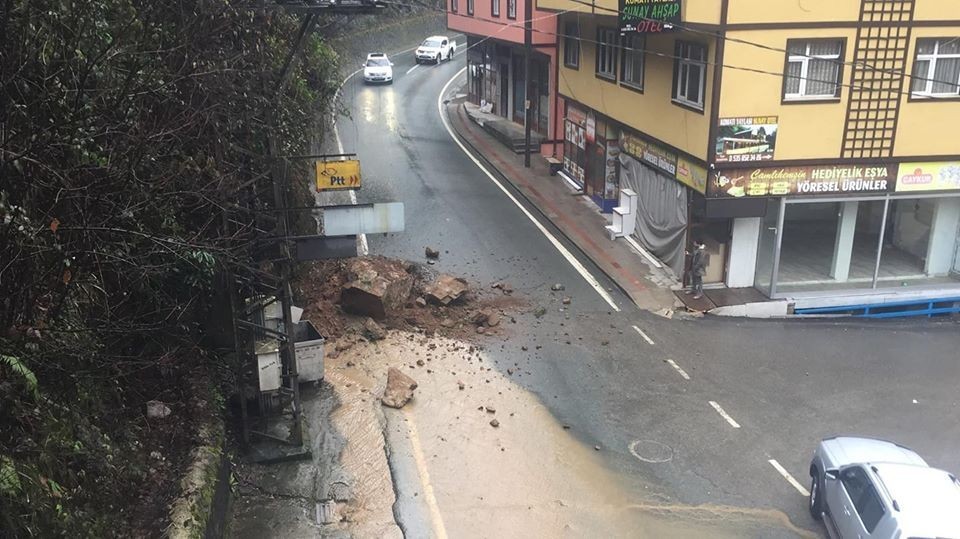 Otomobil yamaçtan kopan kayalardan kıl payı kurtuldu 