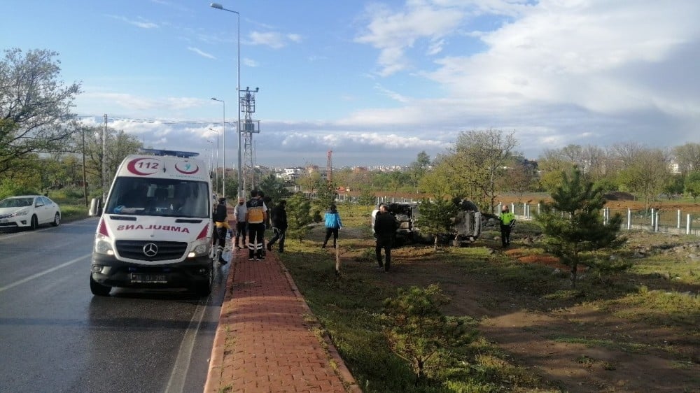 Otomobil yan yattı, sürücü yara almadan kurtuldu 