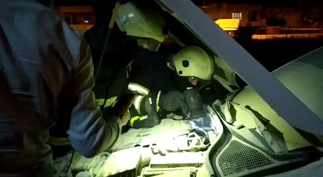 Otomobil yangını büyümeden söndürüldü 
