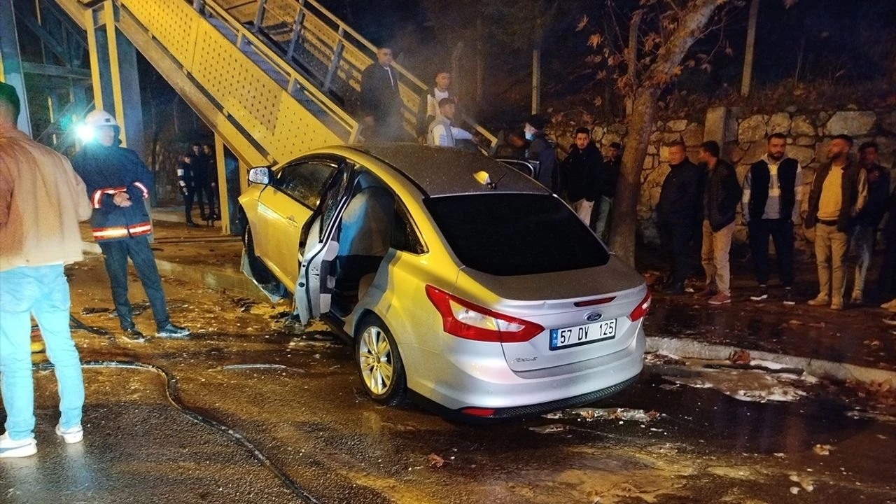 Otomobil yaya üst geçidine çarptı!