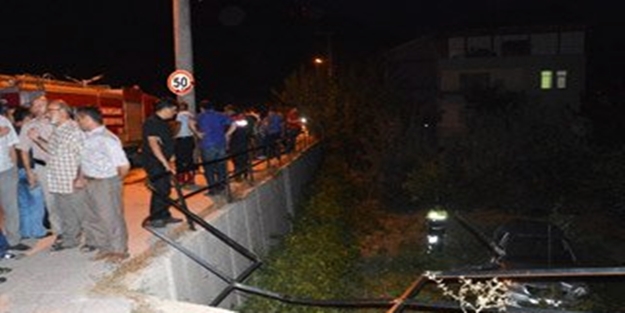 Otomobil yayalara çarpıp tarlaya uçtu: Yaralılar var