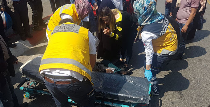 Otomobil yayalara çarptı: 2 kişi yaralı